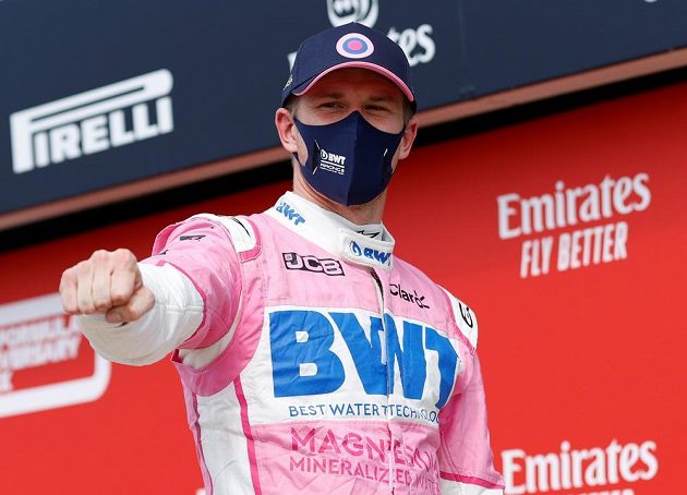 Jezdec Racing Pointu Nico Hülkenberg oslavuje třetí místo z kvalifikace na Velkou cenu k 70. výročí formule 1.