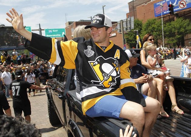 Útočník Pittsburghu Chris Kunitz (14) při oslavách v domovském městě Tučňáků.