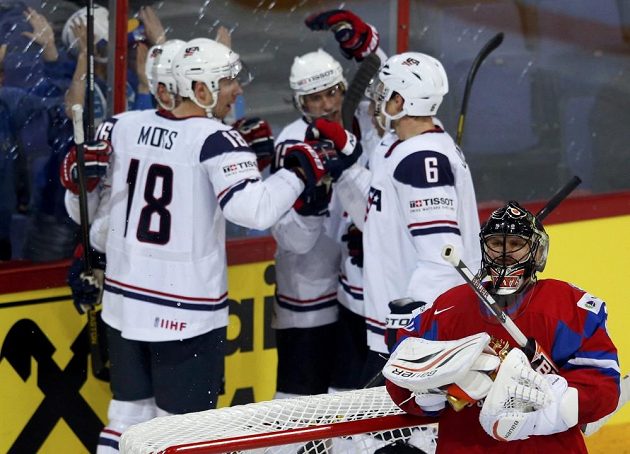 Hokejisté USA se radují po vedoucím gólu ve čtvrtfinále MS proti Rusku. Vpředu ruský brankář Ilja Bryzgalov.