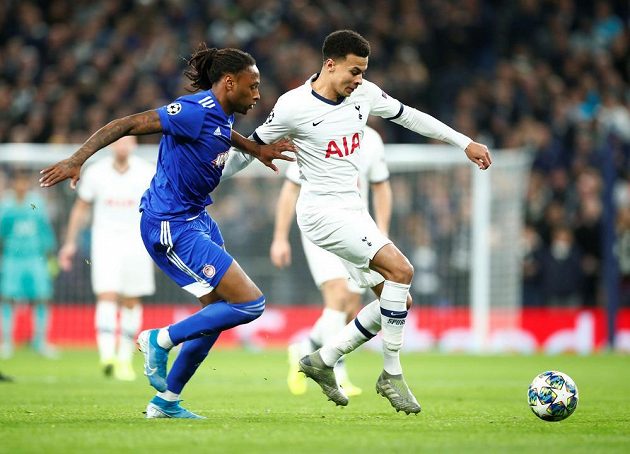 Fotbalista Tottenhamu Hotspur Dele Alli v akci v utkání Ligy mistrů s Olympiakosem.