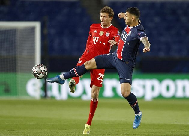 Leandro Paredes z PSG v souboji o míč s Thomasem Mullerem z Bayernu během odvetného čtvrtfinále Ligy mistrů.