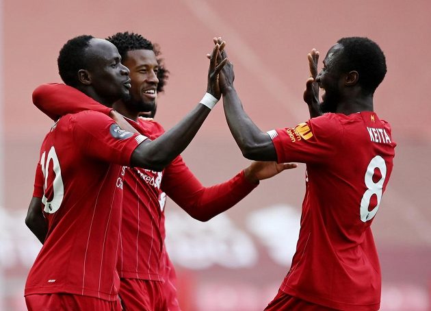 Fotbalisté Liverpoolu se v zápase 34. kola Premier League proti Aston Ville radují z gólu.