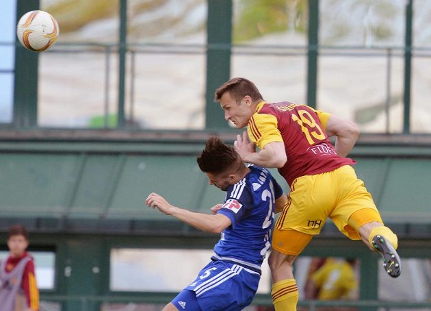 Róbert Kovaľ z Dukly (vpravo) a Martin Hála ze Sigmy v utkání 28. kola Synot ligy.