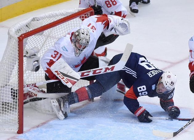 Americký forvard Justin Abdelkader se dostal až do kontaktu s kanadským gólmanem Careym Pricem.