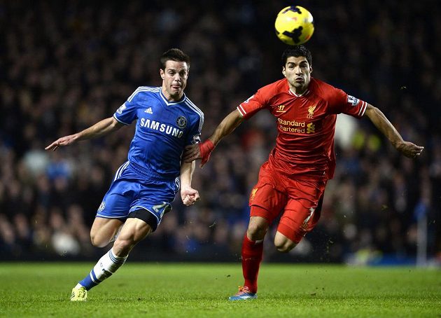 Obránce Chelsea Cesar Azpilicueta (vlevo) se snaží zastavit útočníka Liverpoolu Luise Suáreze.