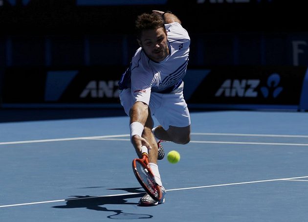 Švýcar Stan Wawrinka dobíhá míček v zápase s Guillermem Garcíou-Lópezem ze Španělska.