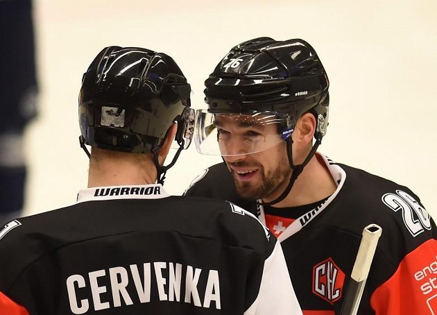 Roman Červenka (vlevo) se radí se svým klubovým spoluhráčem Michalem Birnerem během zápasu Ligy mistrů proti Vítkovicím.