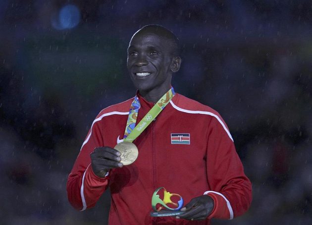 Vítěz maratónu Eliud Kipchoge z Keni byl vyhlášen při slavnostním zakončení OH.
