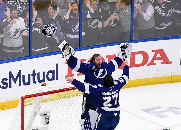 Radost v podání hokejistů Tampy po zisku Stanley Cupu. Brankář Lightning Andrej Vasilevskij (88) slaví s obráncem Ryanem McDonaghem (27)