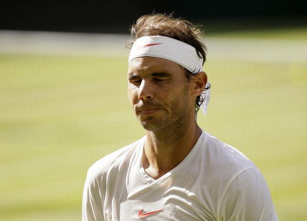Španělský tenista Rafael Nadal ve čtvrtfinále Wimbledonu, kde byl jeho soupeřem Juan Martin Del Potro z Argentiny.