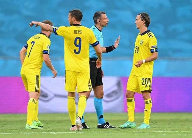 Referee Slavko Vinčic discusses with the Swedish footballers during the EURO match, when their opponent was the Spanish team.