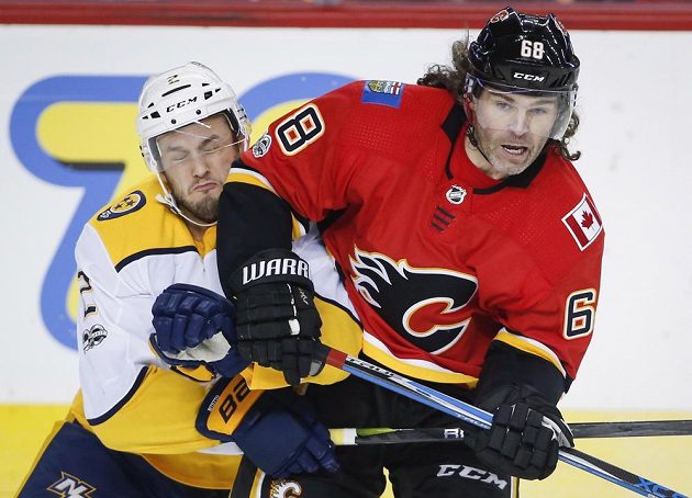 Útočník Calgary Jaromír Jágr (vpravo) v souboji s Anthonym Bitettem z Nashvillu