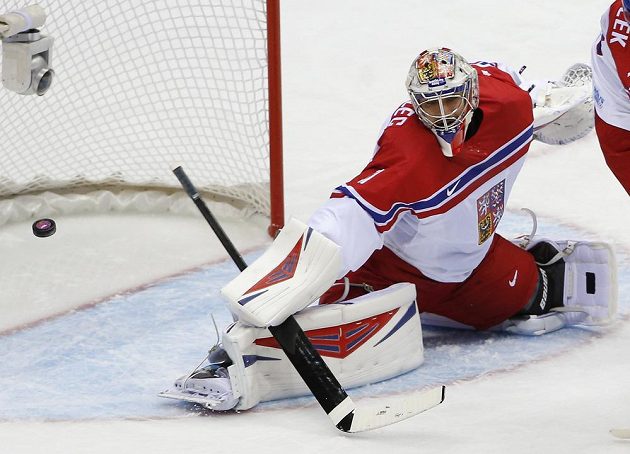 Český brankář Ondřej Pavelec zasahuje v utkání proti Švýcarsku na olympijském turnaji v Soči.