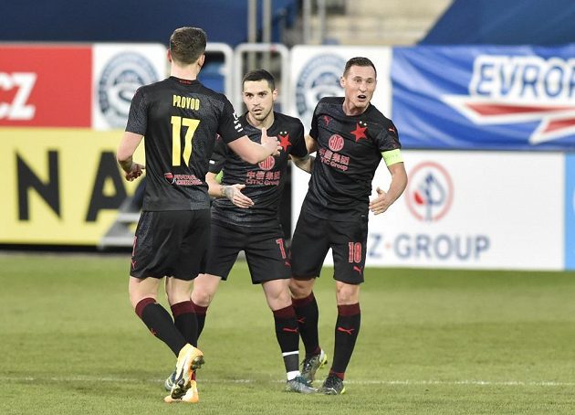 Hráči Slávie se radují z gólu, Nicolae Stanciu (uprostřed) se v utkání proti Slovácku trefil hned dvakrát.