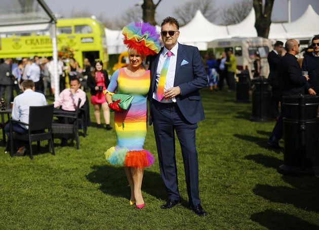 Tenhle pár na Grand National Festivalu je vyladěn. A stačí detail - kravata.