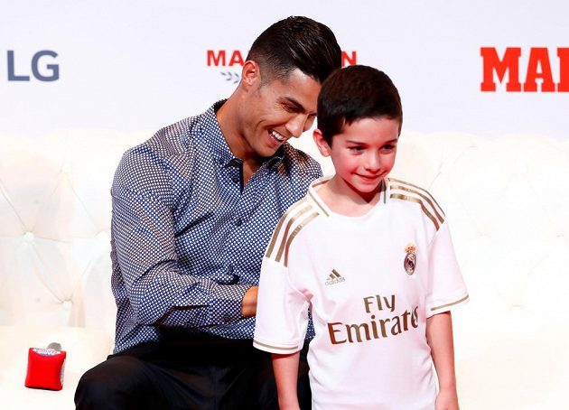 Fanoušci Realu Madrid volají po návratu Cristiana Ronalda. Když si Portugalec přijel do Madridu pro ocenění pro sportovní legendy, rozdal řadu autogramů i na dresy Bílého baletu.