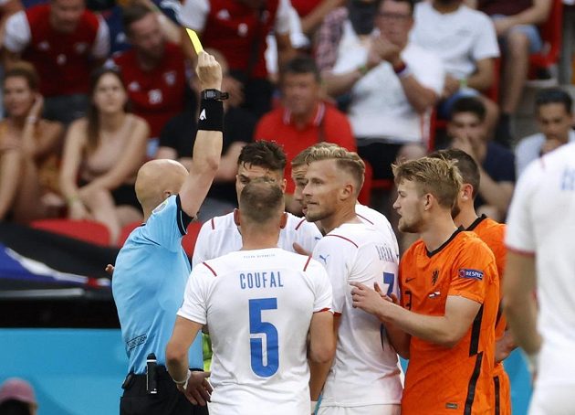 Matthijs de Ligt nejdříve viděl od rozhodčího žlutou, což se českým hráčům vůbec nelíbilo. Karasev po přezkoumání videa svůj verdikt změnil