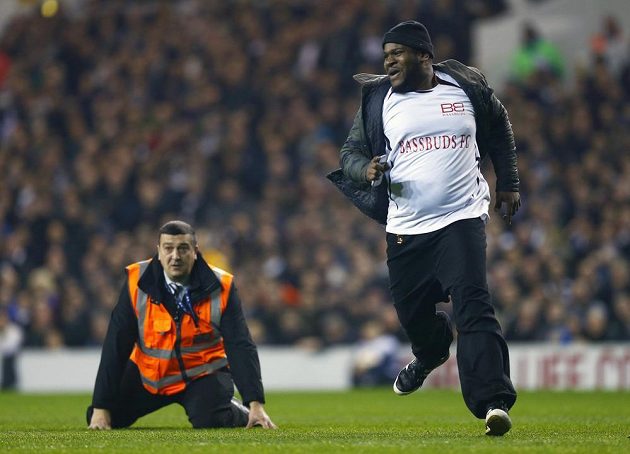 Steward si počínal při pronásledování fanouška na White Hart Lane, stadiónu Tottenhamu, poněkud neohrabaně.