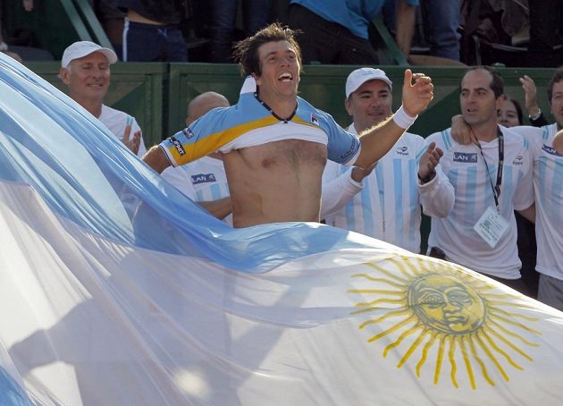 Argentinský tým v čele s Carlosem Berlocqem slaví postup do semifinále Davisova poháru