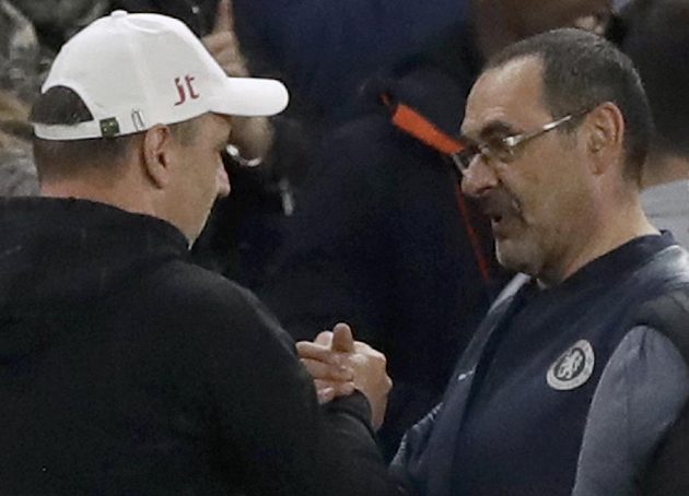 Trenér Slavie Jindřich Trpišovský se zdraví s italským manažerem Chelsea Mauriziem Sarrim při utkání Evropské ligy.