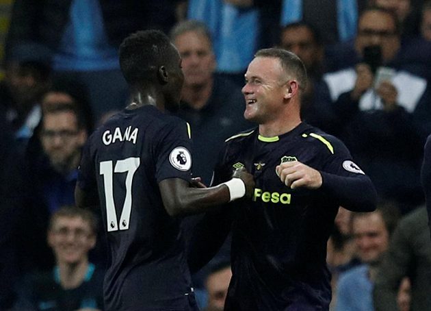 Útočník Wayne Rooney vstřelil vedoucí gól Evertonu na hřišti Manchesteru City v utkání Premier League.