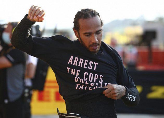 Šestinásobný mistr světa formule 1 Lewis Hamilton může mít problémy kvůli tričku s nápisem "Zavřete poldy, co zabili Breonnu Taylorovou".