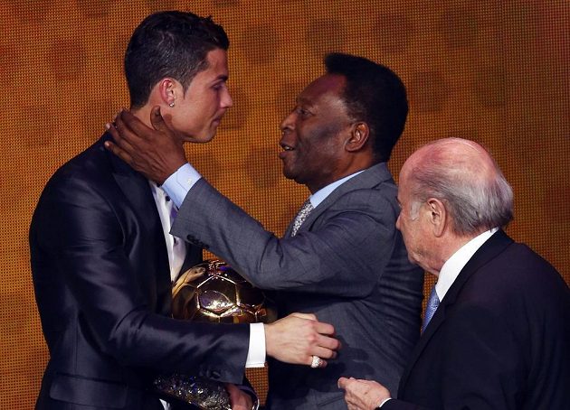 Portugalský fotbalista Cristiano Ronaldo převzal Zlatý míč z rukou legendárního Brazilce Pelého. Zcela vpravo je prezident FIFA Sepp Blatter.