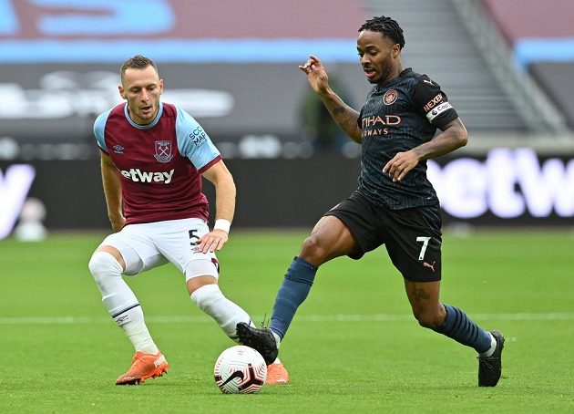 Vladimír Coufal v dresu West Hamu United v souboji s Raheemem Sterlingem z Manchesteru City.
