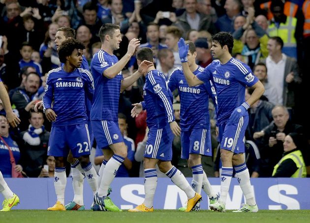 Diego Costa (vpravo) přijímá gratulace od spoluhráčů z Chelsea poté, co dal gól proti WBA.