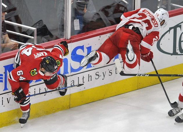 Český hokejista David Kampf z týmu Chicago Blackhawks v tvrdém souboji s Lukem Witkowskim z Detroitu Red Wings během přípravného zápasu na novou sezónu NHL.
