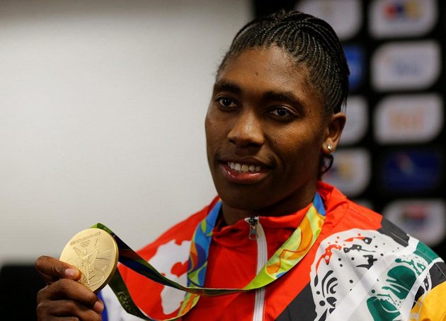 Jihoafrická běžkyně na 800 metrů Caster Semenyaová pózuje se zlatou olympijskou medailí.