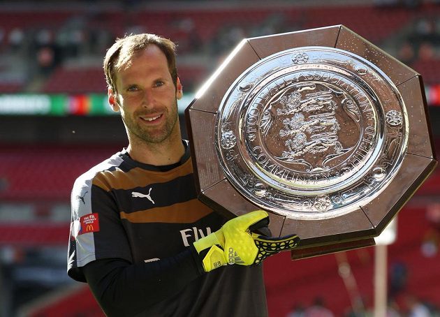 Petr Čech v prvním soutěžním utkání za Arsenal hned získal anglický Superpohár.