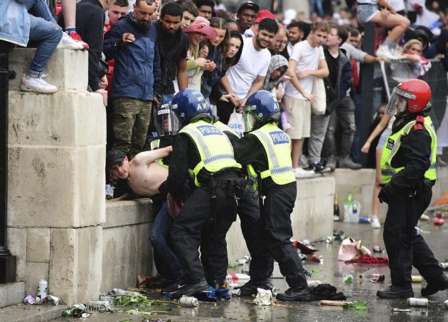 Divoké finále EURO. Policie kvůli násilnostem kolem finále fotbalového Eura zatkla 49 lidí.