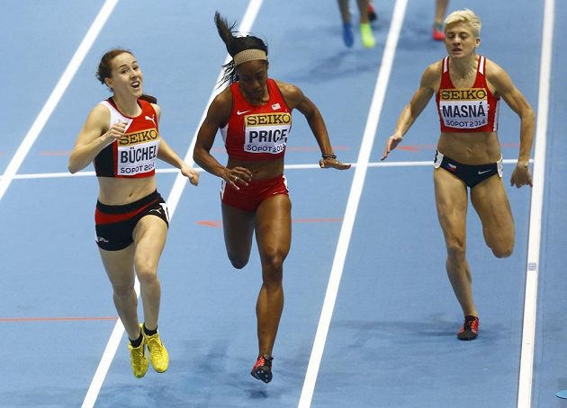 Lenka Masná (vpravo) skončila třetí v rozběhu na 800 m při halovém MS v Sopotech, vlevo Švýcarka Selina Büchelová, uprostřed Američanka Chanelle Priceová.