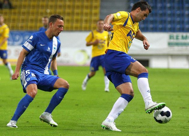 Teplický útočník Aidin Mahmutovič (vpravo) a obránce Slovanu Liberec Vladimír Coufal v utkání 5. kola Synot ligy.