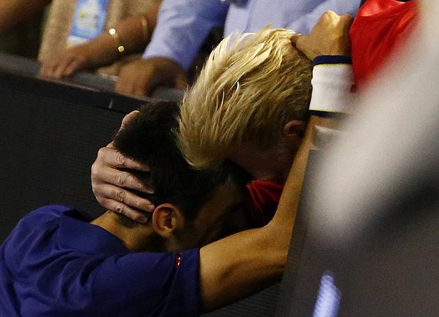 Srbský tenista Novak Djokovič slaví se svým koučem Borisem Beckerem svůj triumf na letošním Australian Open.