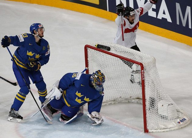 Švédský brankář Henrik Lundqvist inkasuje gól ve čtvrtfinále mistrovství světa se Švýcarskem.