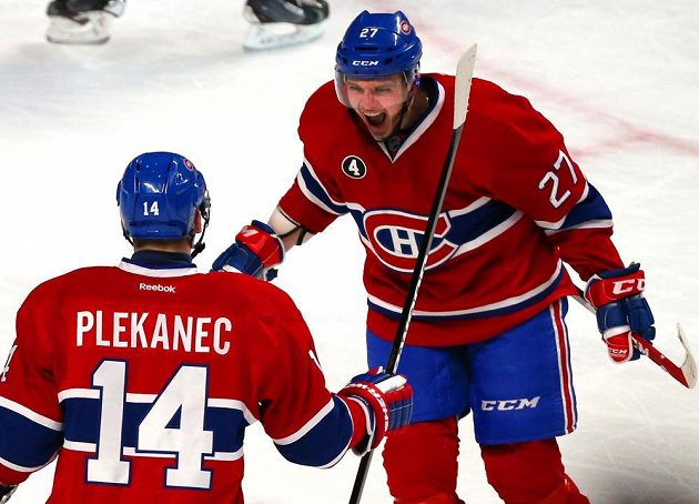 Tomáš Plekanec (14) a jeho spoluhráč z Montrealu Alex Galchenyuk (27) slaví gól v utkání proti Philadelphii.