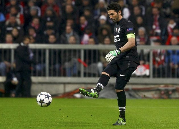 Gólman Juventusu Gianluigi Buffon rozehrává míč v utkání Ligy mistrů proti Bayernu Mnichov.