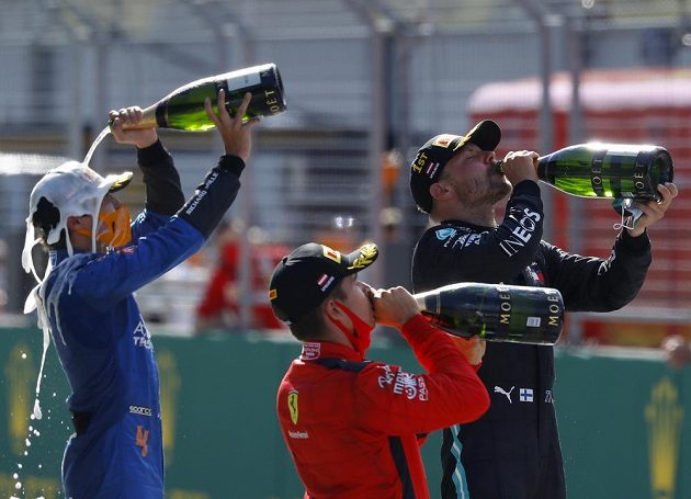 Na zdraví. Vítěz Velké ceny FA Valtteri Bottas z Mercedesu, druhý Charles Leclerc z Ferrari a třetí v cíli, jezdec Mclarenu Lando Norris, a jejich přípitek šampaňským.