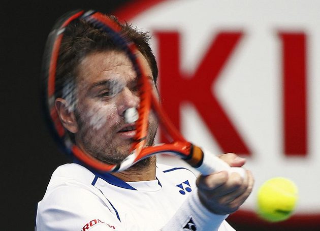 Švýcarský tenista a obhájce titulu Stanislas Wawrinka returnuje během utkání s Turkem Marselem Ilhanem v prvním kole Australian Open.