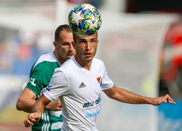 Ostravský fotbalista Nemanja Kuzmanovič v akci během ligového utkání s Bohemians.