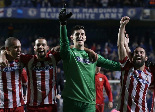 Fotbalisté Atlétika se radují z postupu do finále Ligy mistrů. Druhý zprava je rozradostněný brankář madridského týmu Thibaut Courtois.