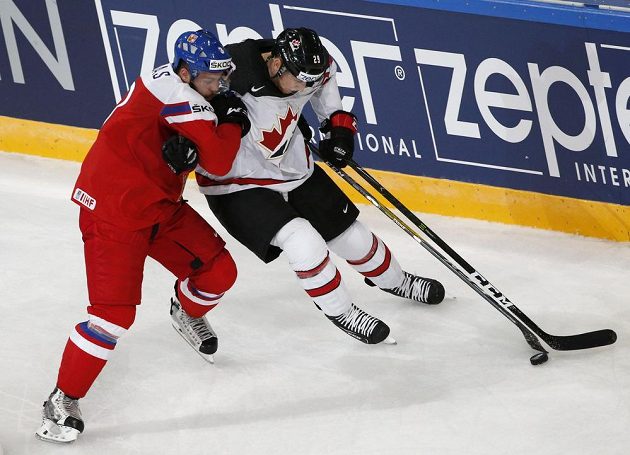 Český obránce Radko Gudas v souboji Kanaďanem Natem Mackinnonem v utkání na mistrovství světa.