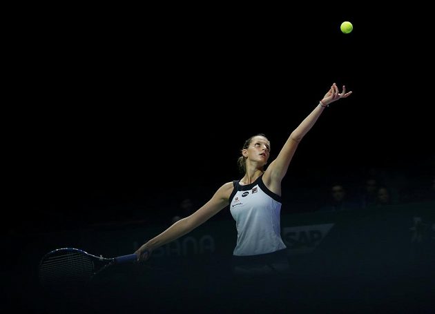 Česká tenistka Karolína Plíšková podává v zápase s Polkou Agnieszkou Radwaňskou na Turnaji mistryň.