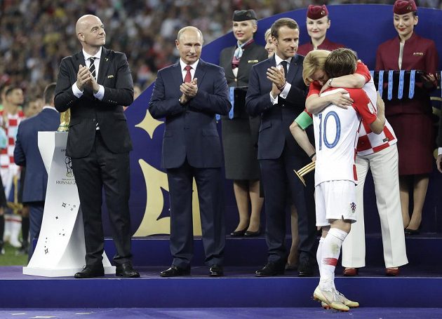 Chorvatská prezidentka Kolinda Grabarová-Kitarovičová v objetí s Lukou Modričem.