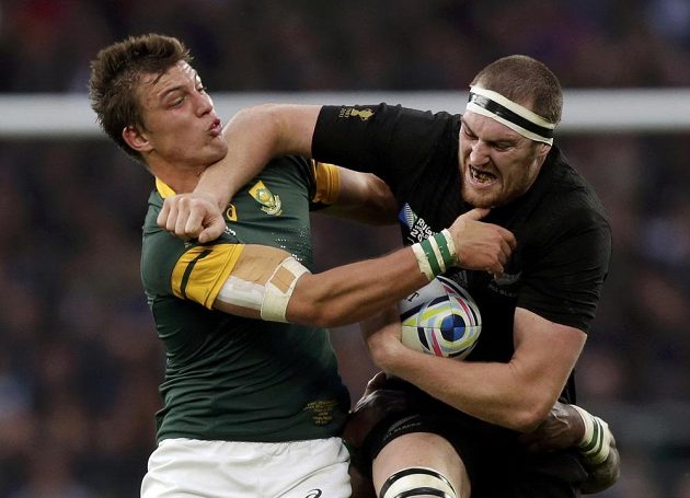 Novozélandský ragbista Brodie Retallick (vpravo) a Handré Pollard během semifinálového duelu MS.