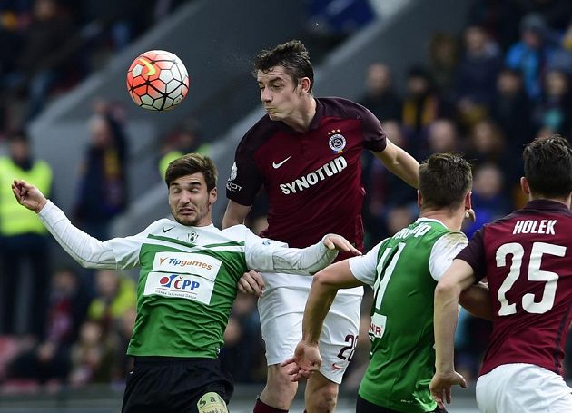 Záložník Jablonce Michal Trávník (vlevo) v hlavičkovém souboji s obráncem Sparty Ondřejem Zahustelem.