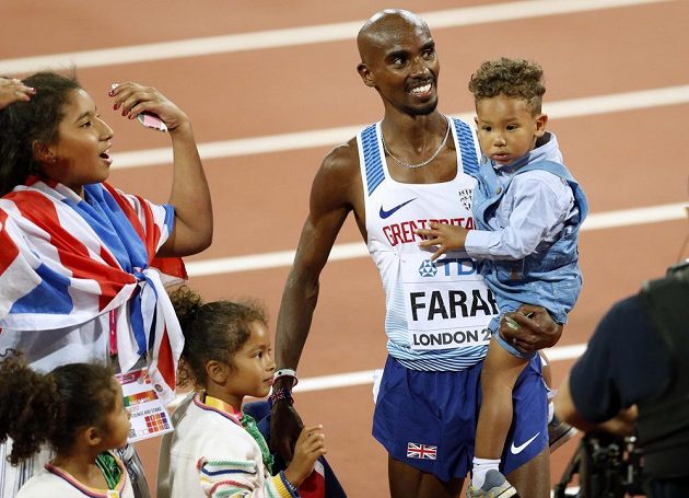 Po vítězství v běhu na 10 000 metrů pozval Mohamed Farah k oslavám na ovál celou rodinu.