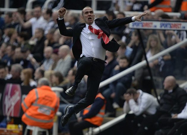 1:0! Trenér Sunderlandu Paolo Di Canio slaví Sessegnonův gól na hřišti Newcastlu.
